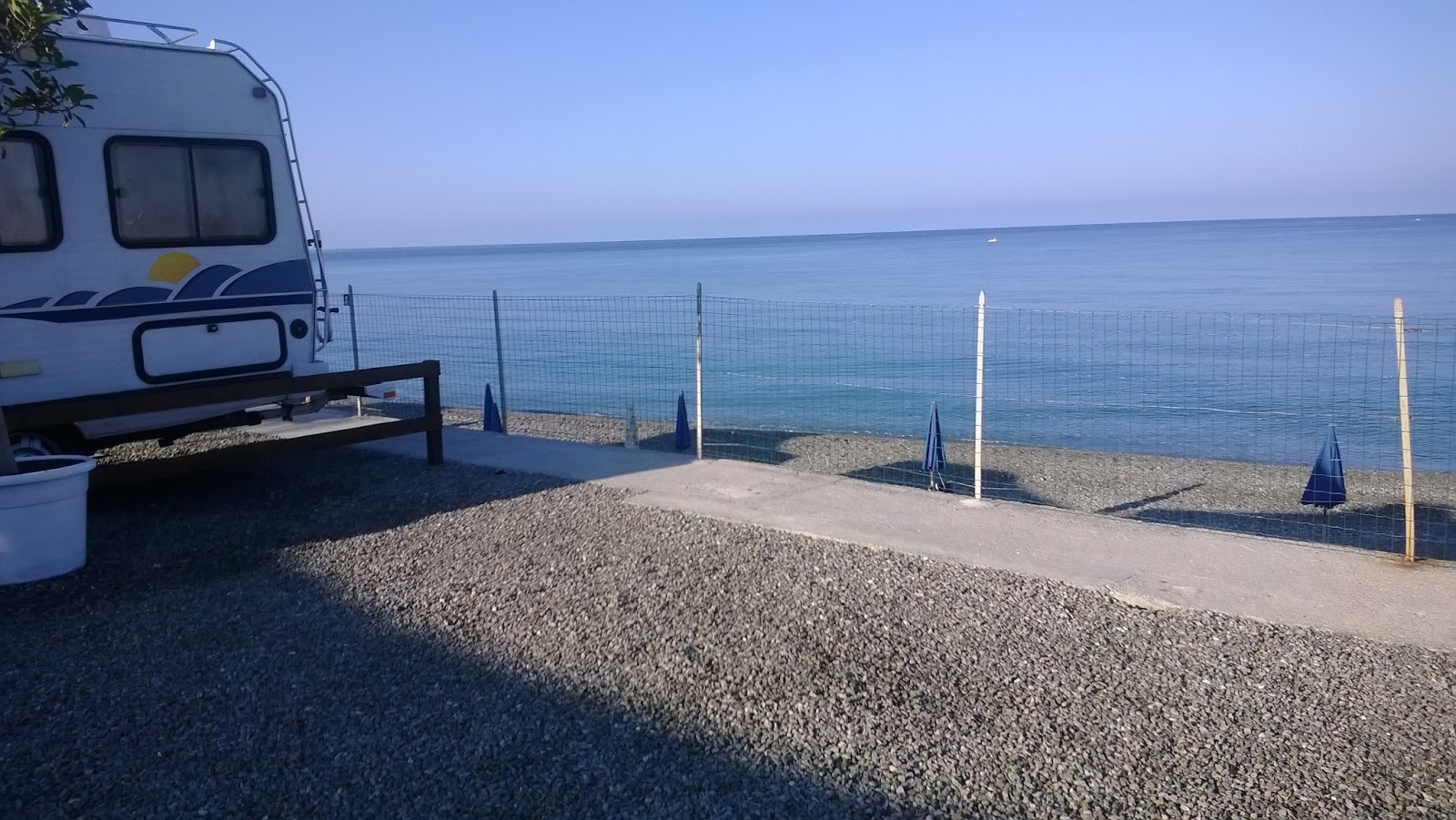 Foto de Marina di Fuscaldo beach e o assentamento