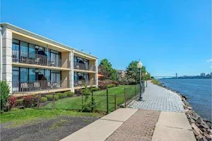 Comfort Inn Edgewater on Hudson River image