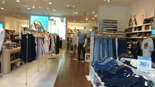 Clothing Store «Gap», reviews and photos, 424 W 47th St, Kansas City, MO 64112, USA