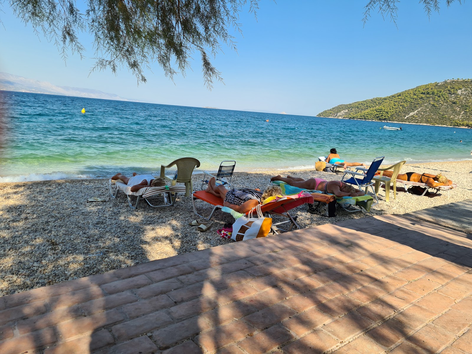 Paralia Almiris'in fotoğrafı dağlarla çevrili