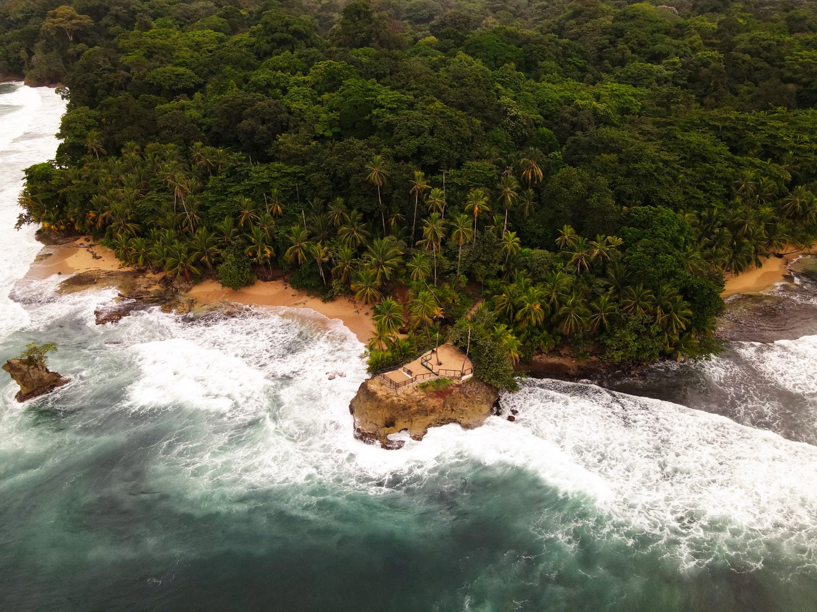 Foto de Punta de Vista beach rodeado de montañas