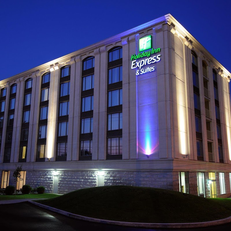 Holiday Inn & Suites Montreal Airport, an IHG Hotel