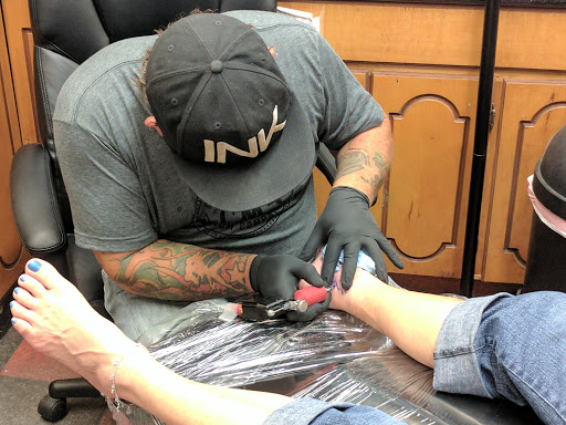 Tattoo Shop «Hall of Tattoos», reviews and photos, 328 E Main St, Norman, OK 73069, USA