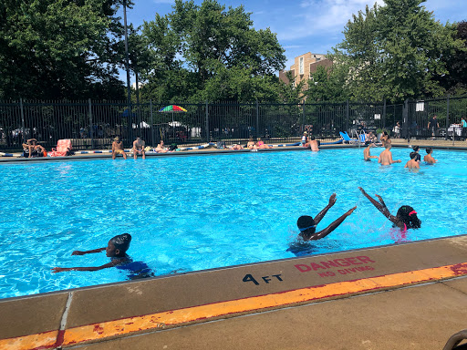 Outdoor swimming pools in Chicago