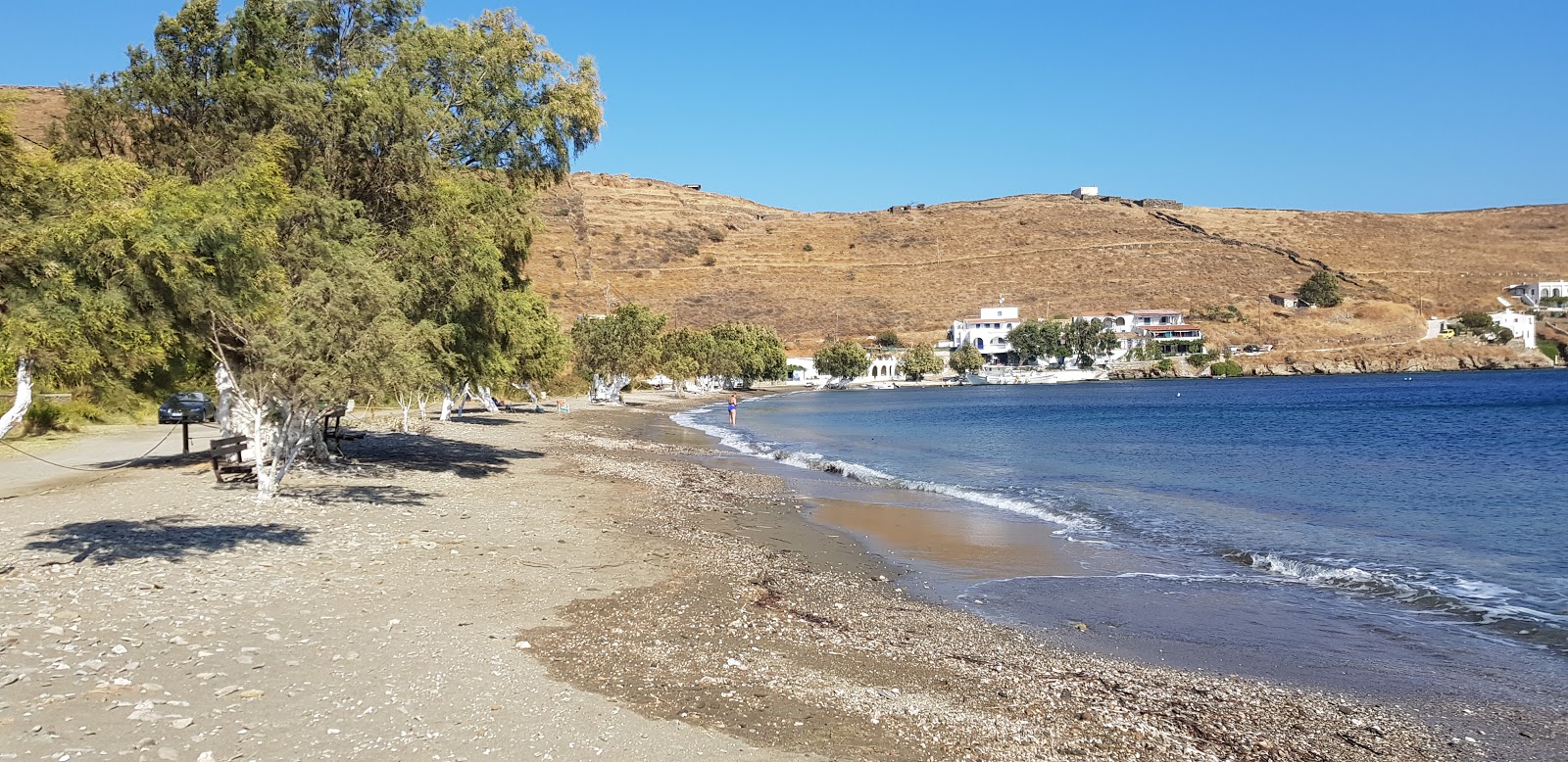 Foto av Paralia Ag. Stefanos med beige sand och småsten yta