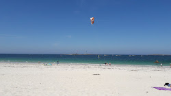Photo de D'Erleac'h Beach entouré de montagnes