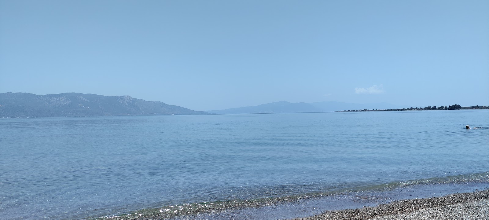 Fotografie cu Agios Konstantinos 2 cu o suprafață de apă verde deschis