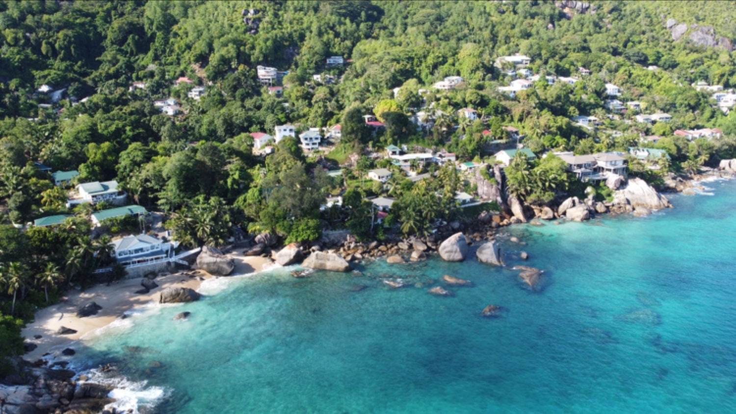 Foto von Machabee beach umgeben von Bergen