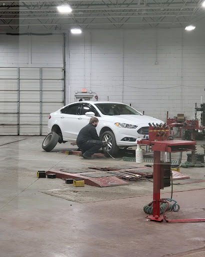 Tire Shop «Discount Tire Store - Joliet, IL», reviews and photos, 1719 W Jefferson St, Joliet, IL 60435, USA