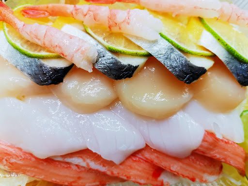 魚鮮生綜合生魚片 的照片