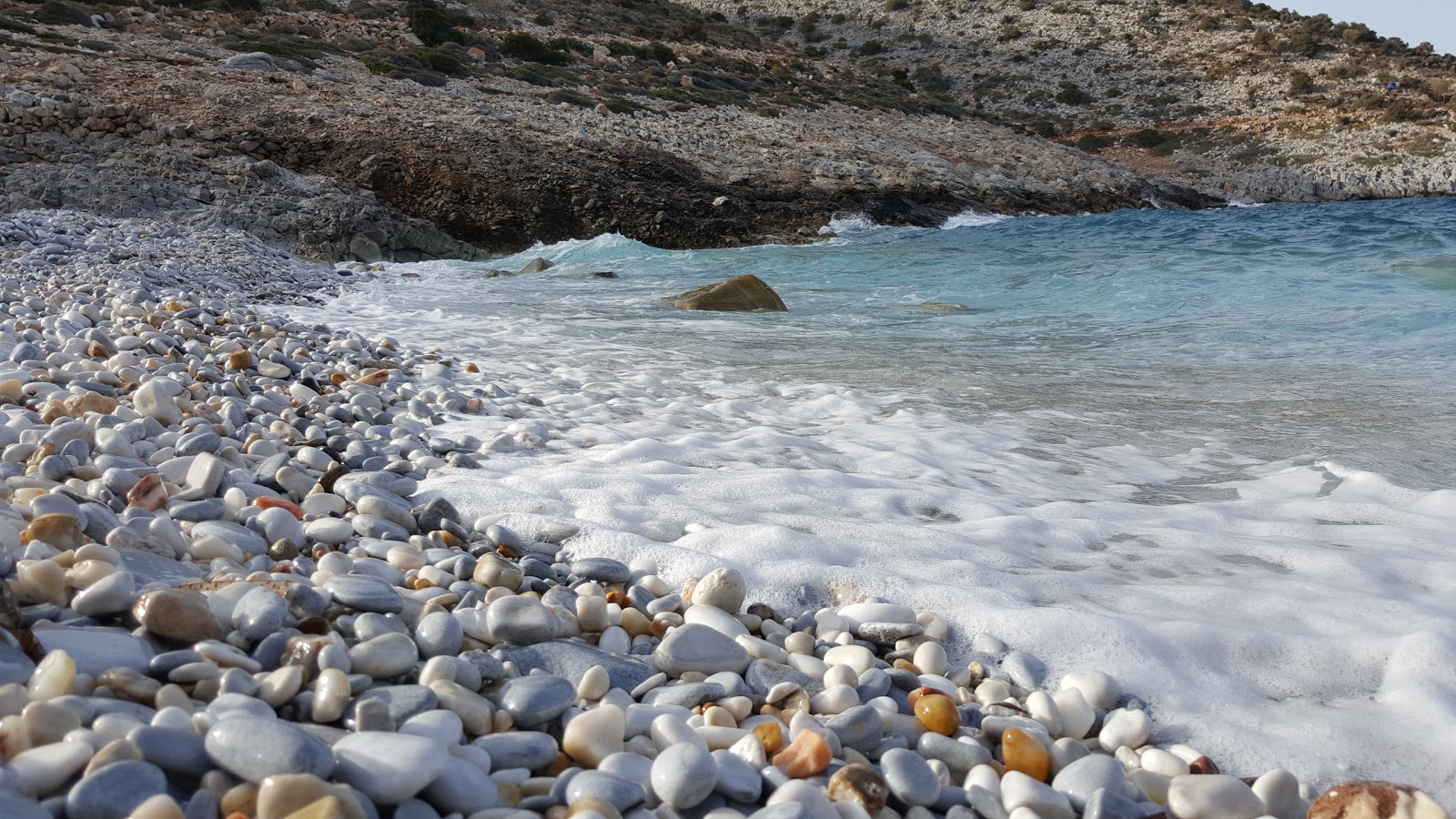 Foto von Limnari Bay mit türkisfarbenes wasser Oberfläche
