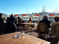 Atmosphère du Restaurant de spécialités à base de poisson-pêcheur Au Doyen à Marseille4:00PM - n°16