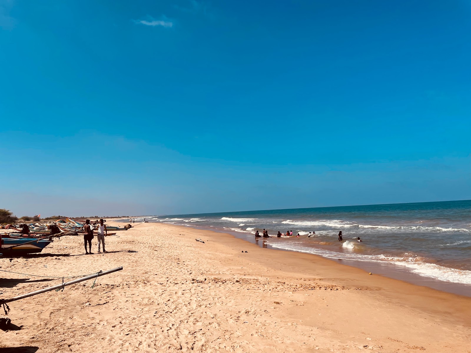 Fotografija Thummalapenta Beach z svetel pesek površino