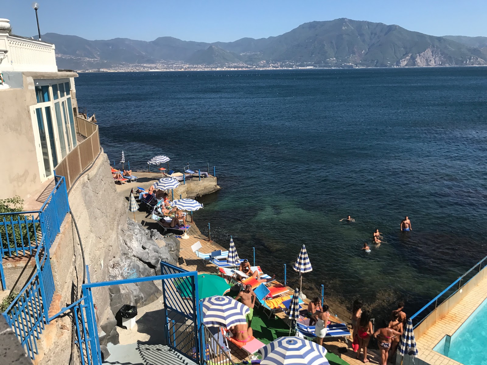 Fotografija Spiaggia Villa Inglese z modra čista voda površino