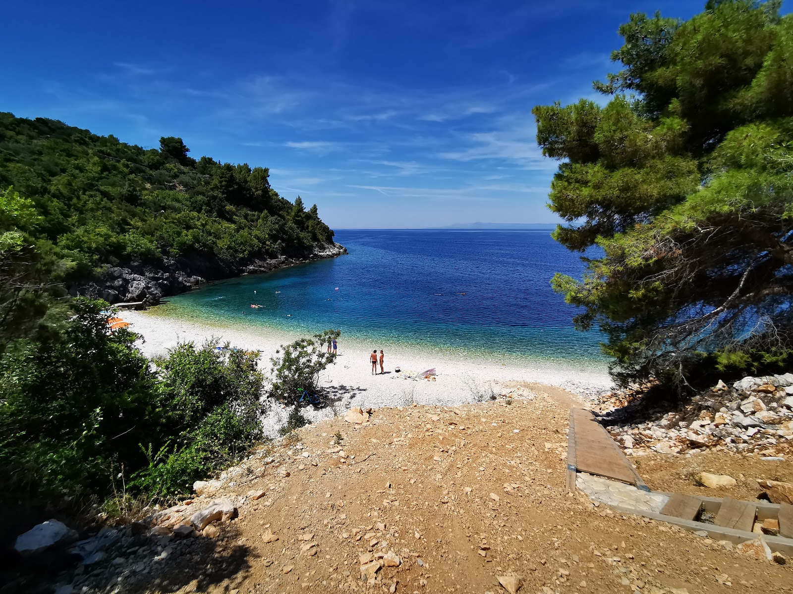 Fotografie cu Vaja Bay cu o suprafață de pietricel alb