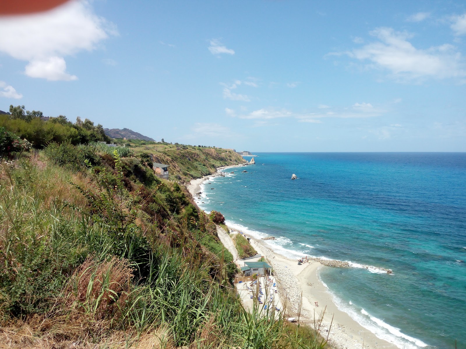 Photo de Spiaggia Michelino II protégé par des falaises