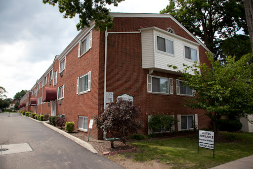 Colonial Club Apartments image 1