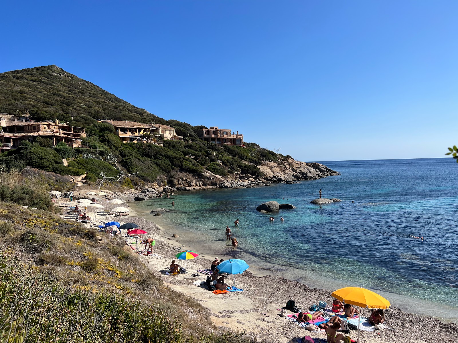 Foto van Spiaggia Cala Caterina en de nederzetting