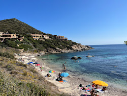 Cala Caterina Beach'in fotoğrafı dağlarla çevrili