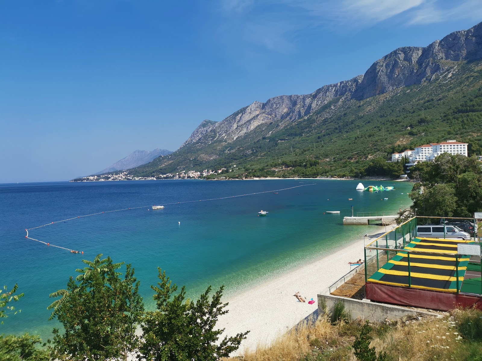 Gradac beach的照片 带有碧绿色纯水表面