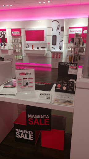 Cell Phone Store «T-Mobile», reviews and photos, 2402 James L Redman Pkwy, Plant City, FL 33566, USA