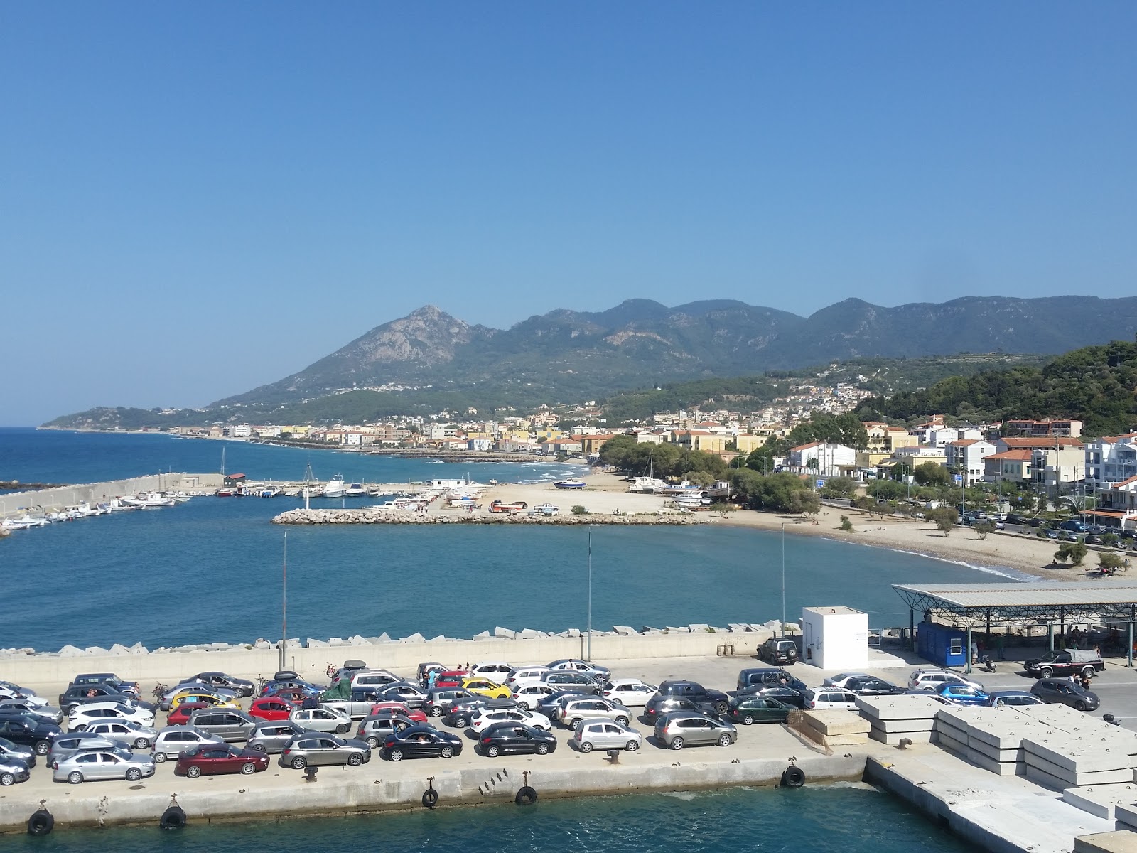Foto von Samian Mare Beach mit geräumige küstenlinie