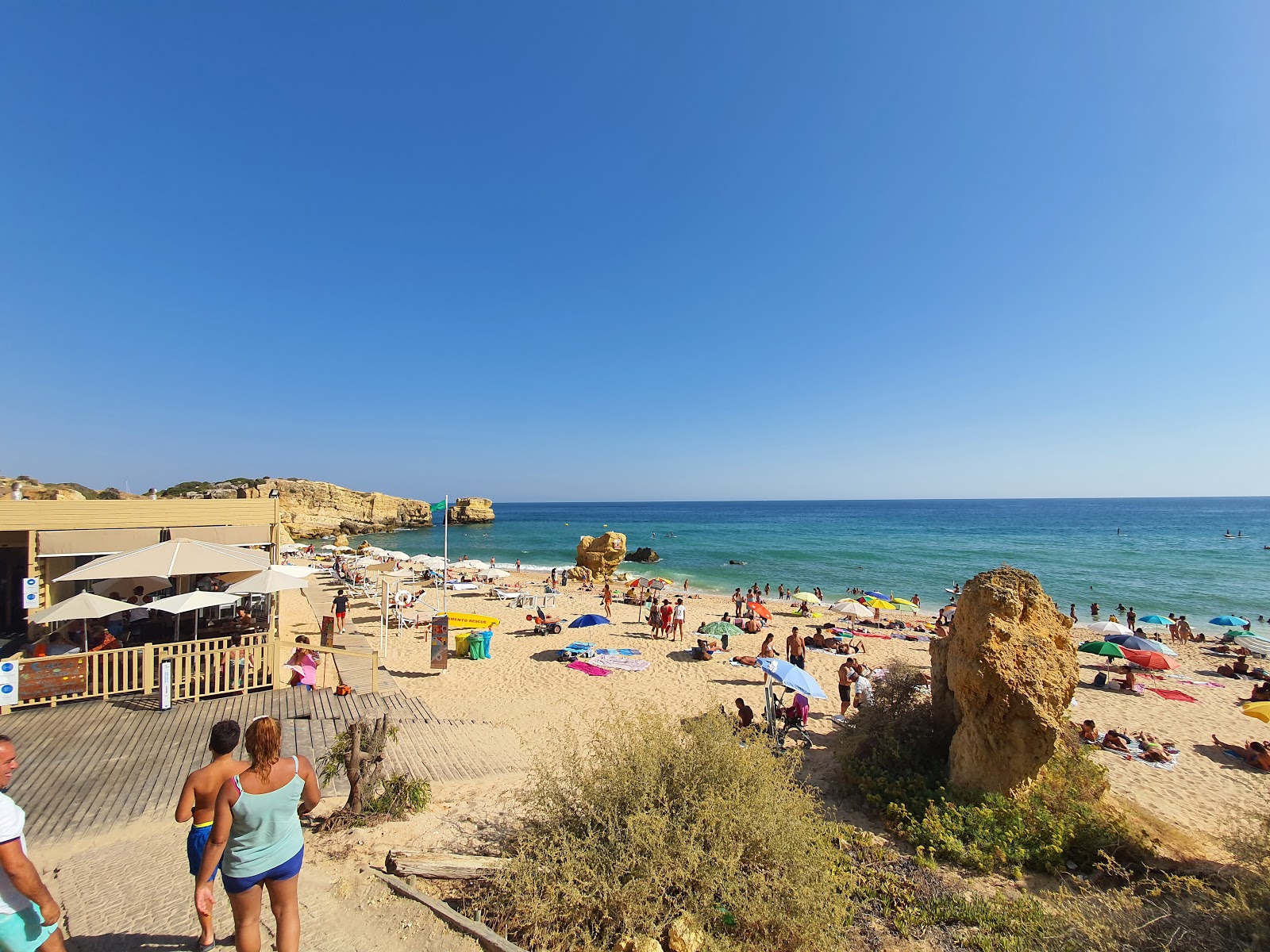 Praia de Sao Rafael'in fotoğrafı dağlarla çevrili