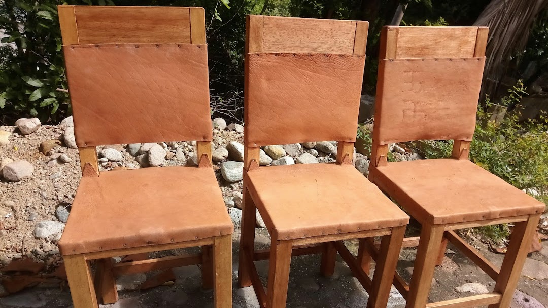 Fabricación de mesas, butacas y muebles en madera