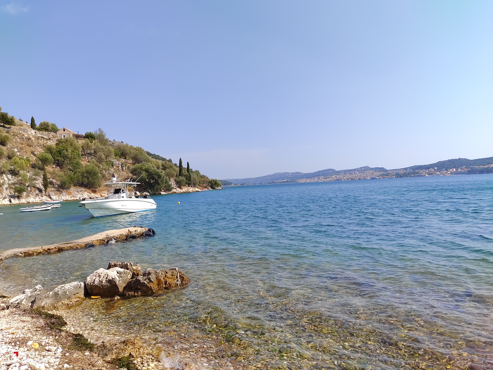 Zdjęcie Agios Konstantinos położony w naturalnym obszarze