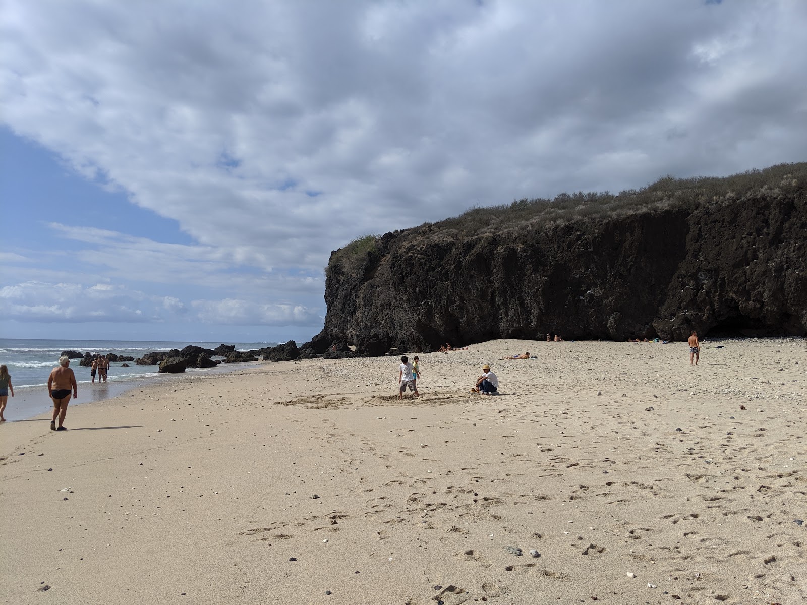 Foto af Egrets Beach omgivet af bjerge