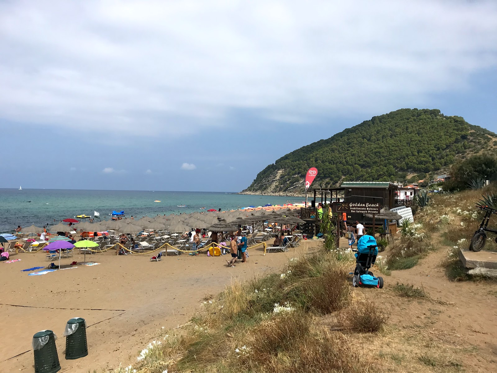Spiaggia dei Trezeni
的照片 和它美丽的风景