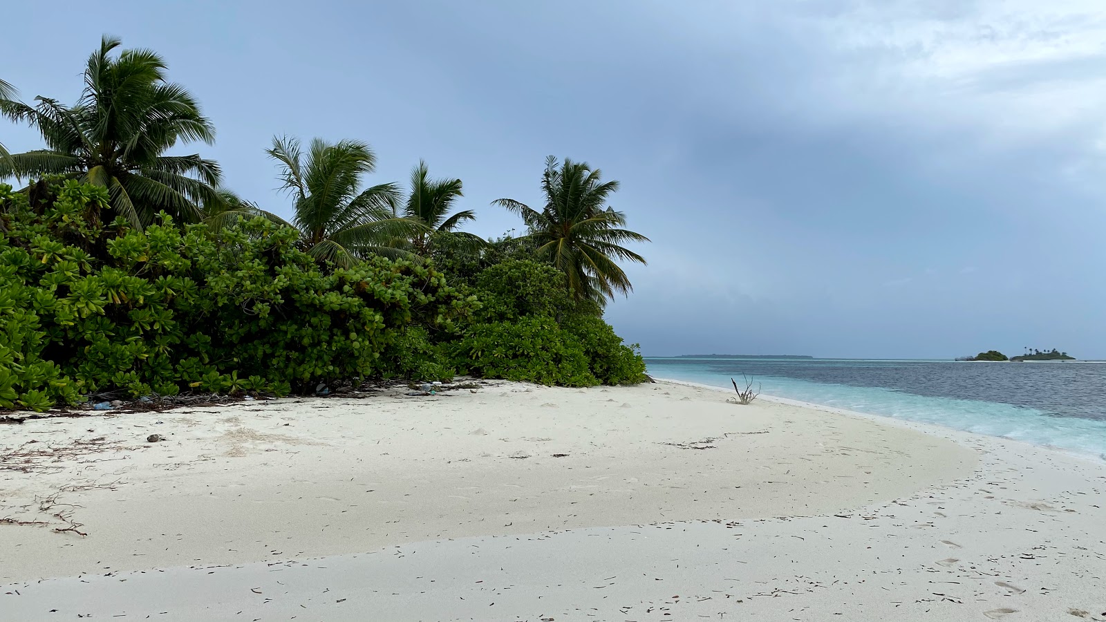 Foto di Faathihutta Beach con una superficie del sabbia pura bianca