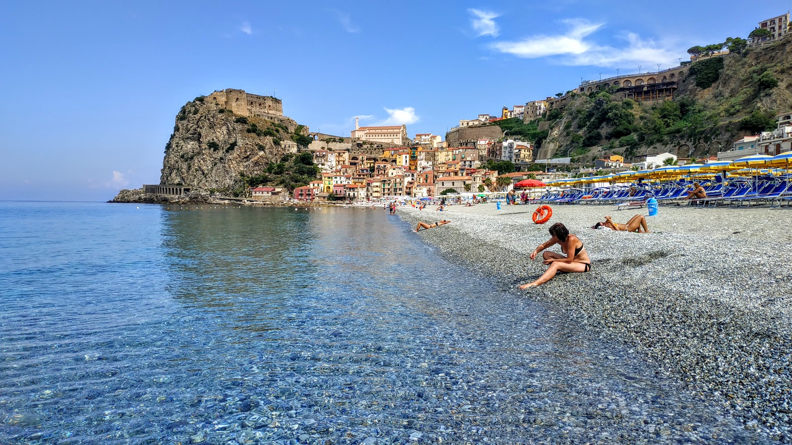 Valokuva Spiaggia Di Scillaista. pinnalla kirkas hiekka:n kanssa