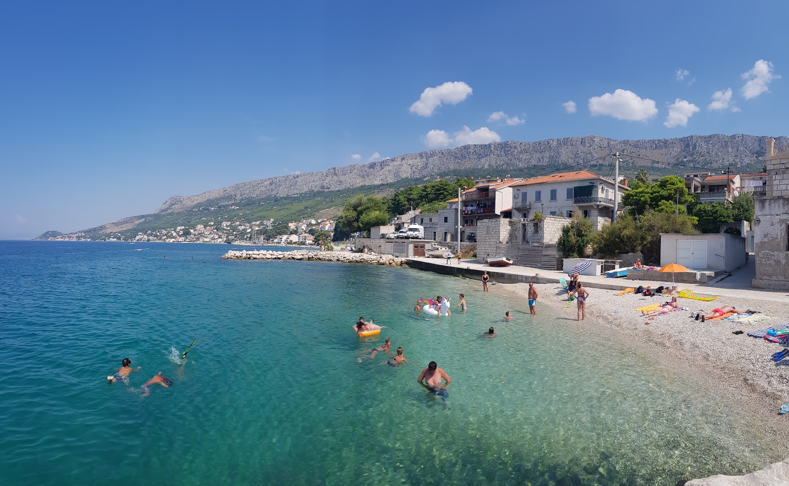 Foto di Spiaggia di Dugi Rat II con una superficie del piccoli ciottoli beige