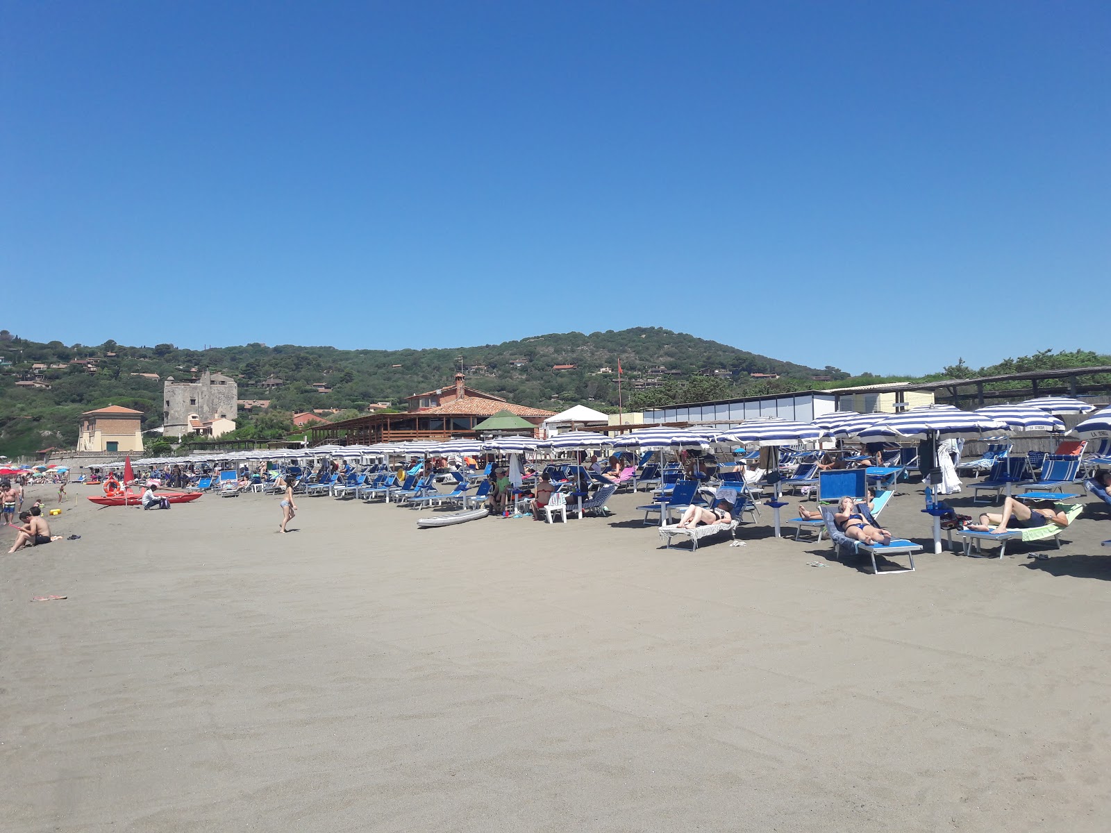 Fotografie cu Ansedonia beach - locul popular printre cunoscătorii de relaxare