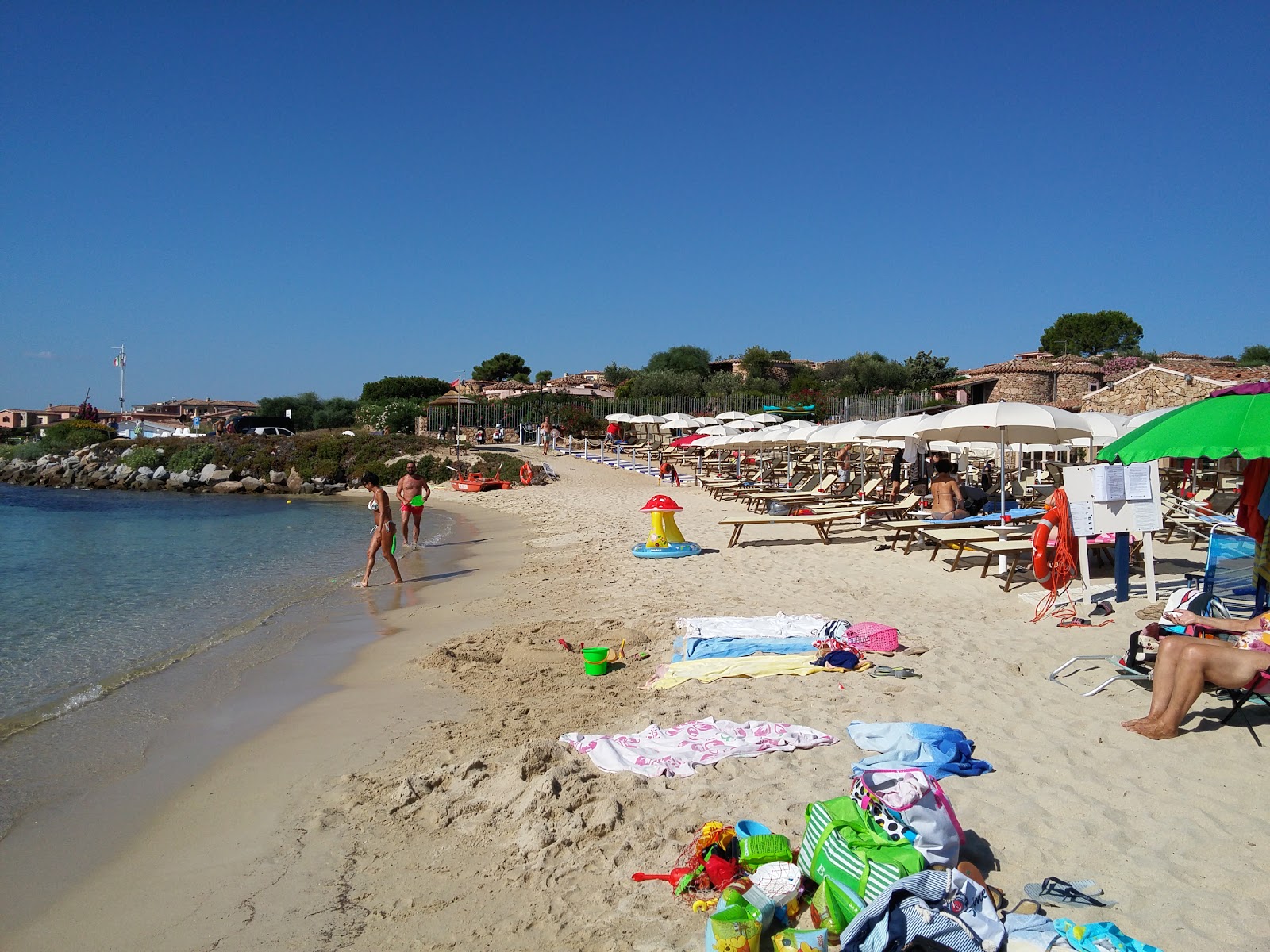 Foto av Spiaggia Baia Caddinas med blå rent vatten yta