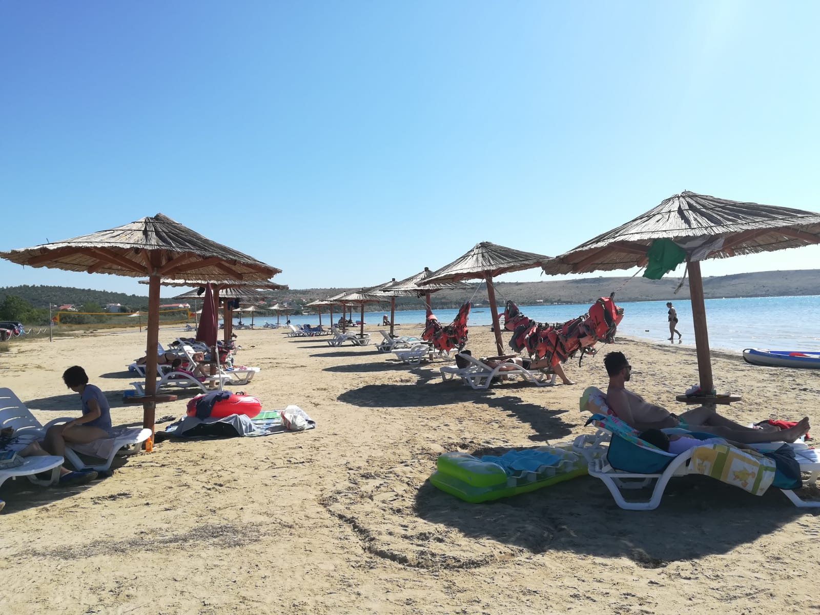 Fotografija Oseka Ljubac z svetel pesek površino