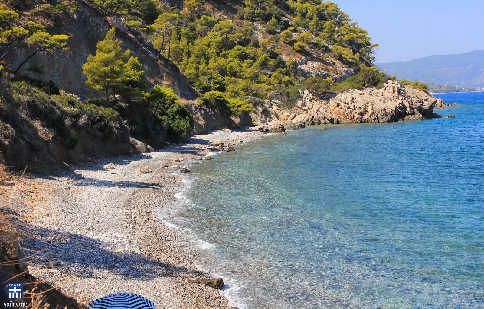 Foto van Alepochori Schinos beach met turquoise puur water oppervlakte