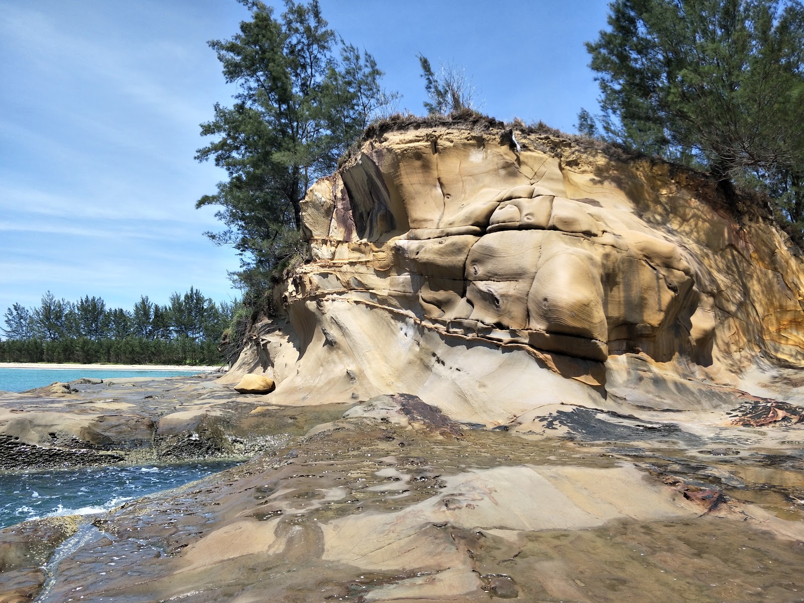 Tindakon Dazang Beach'in fotoğrafı dağlarla çevrili