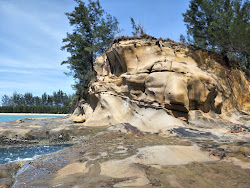 Tindakon Dazang Beach'in fotoğrafı dağlarla çevrili