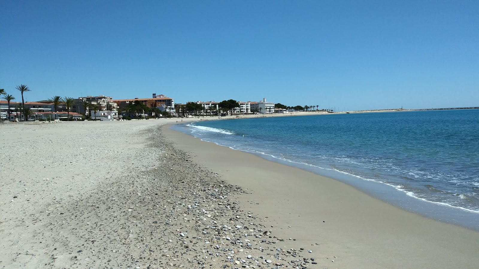 L'Hospitalet beach的照片 带有碧绿色水表面