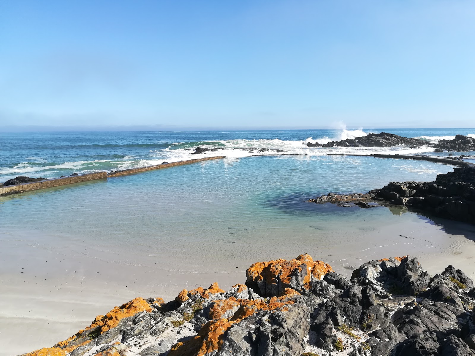 Foto av Silver stream beach med blå rent vatten yta