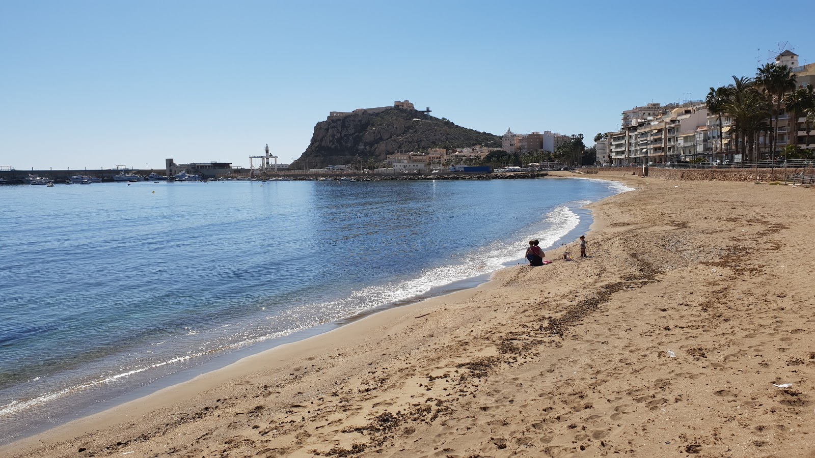 Foto av Playa de Levante med grå sand yta
