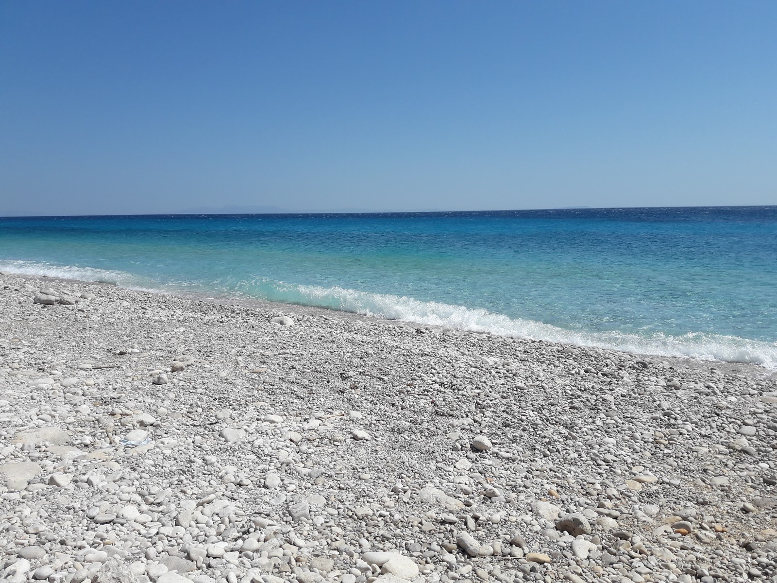 Fotografie cu Plaja Pepperon cu o suprafață de apă pură albastră