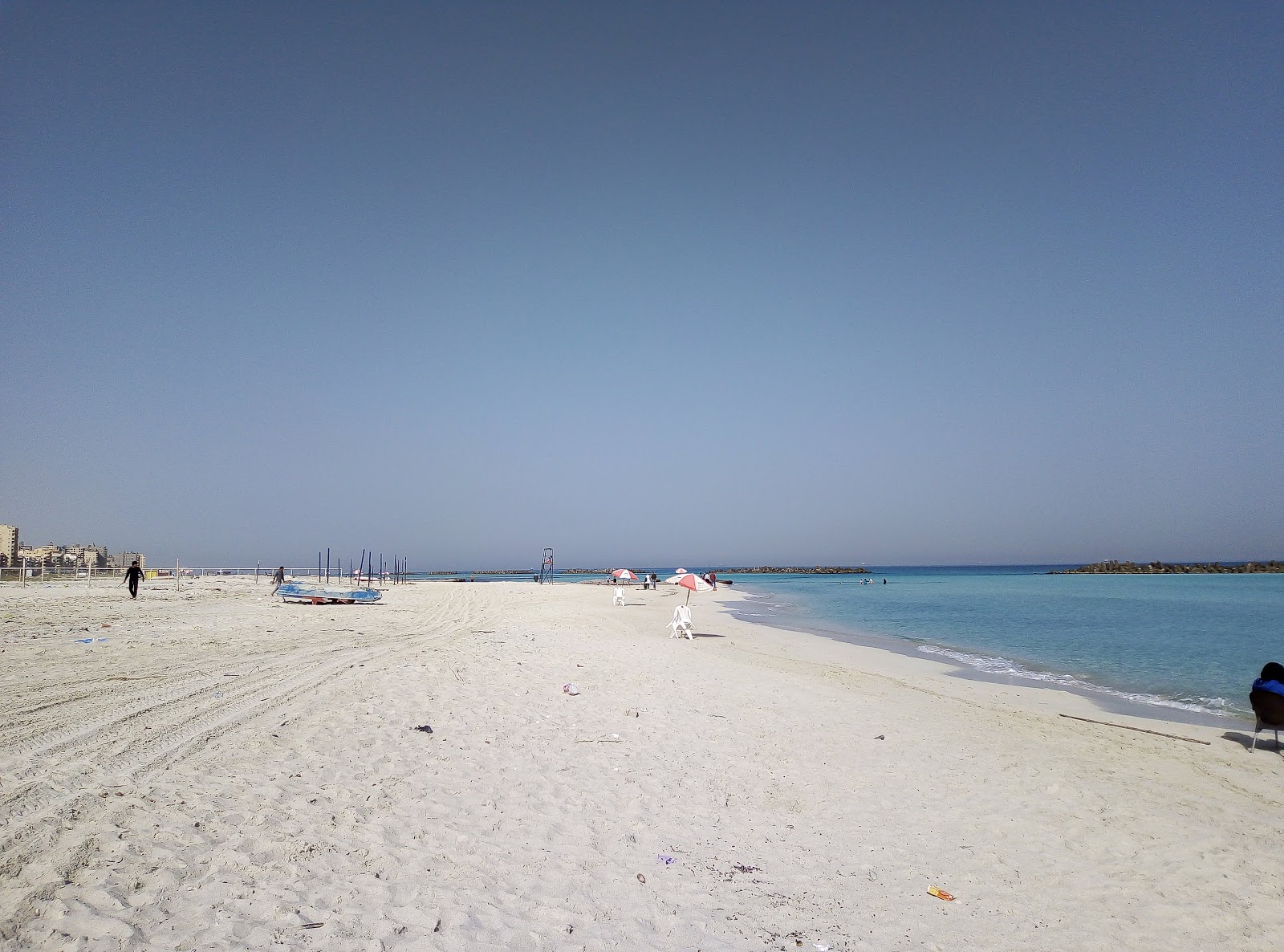 Valokuva Abu Yusif beachista. pinnalla turkoosi puhdas vesi:n kanssa