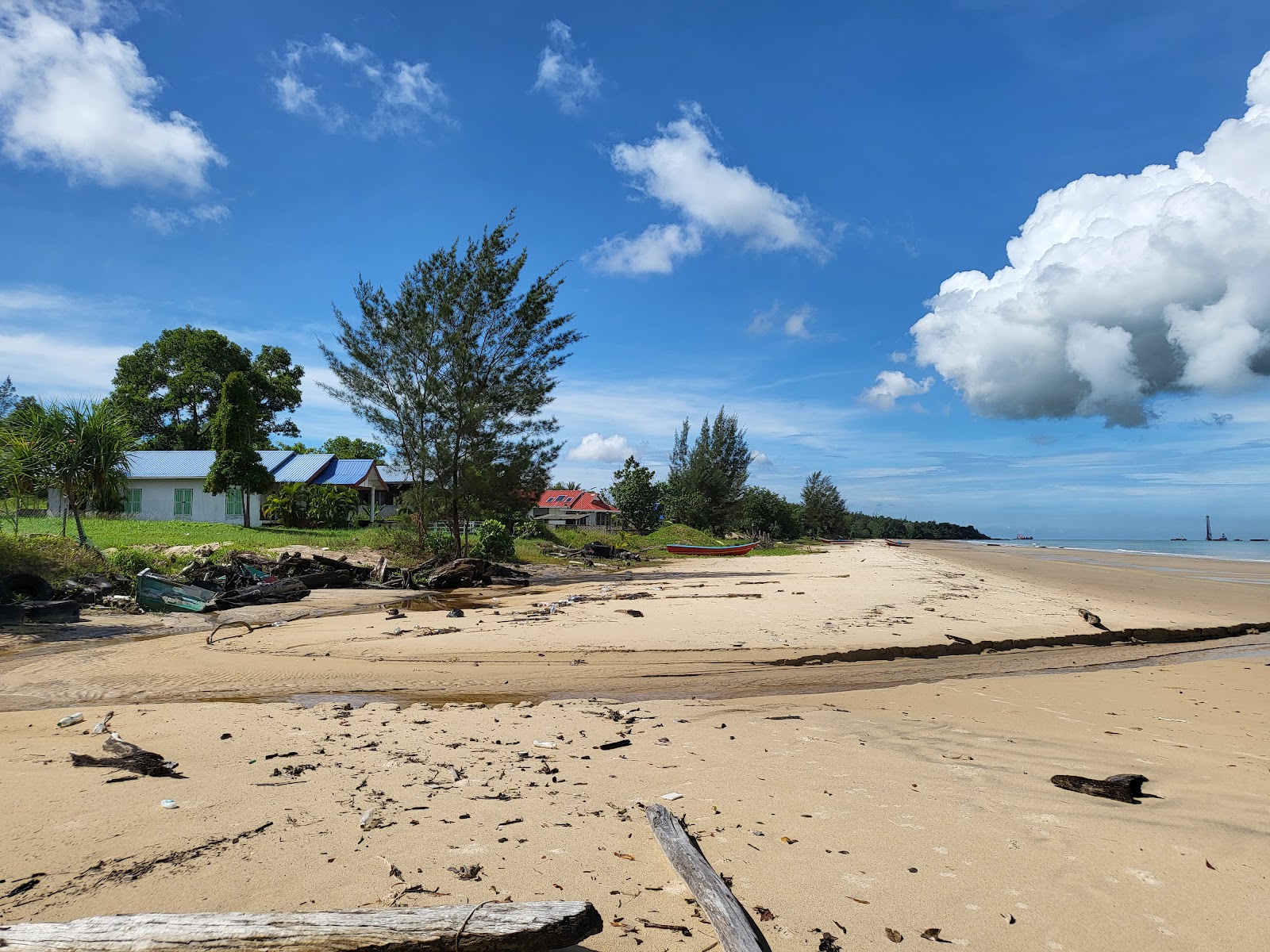 Φωτογραφία του Batu Mandi Beach με επίπεδο καθαριότητας εν μέρει καθαρό