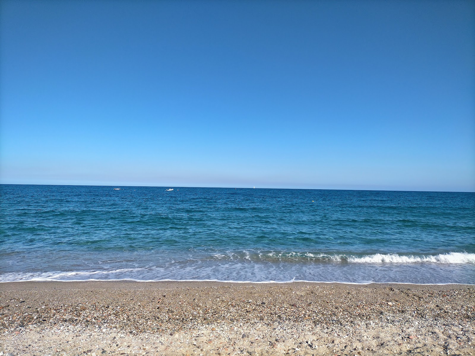 Foto av Perd'e Pera med rymlig strand