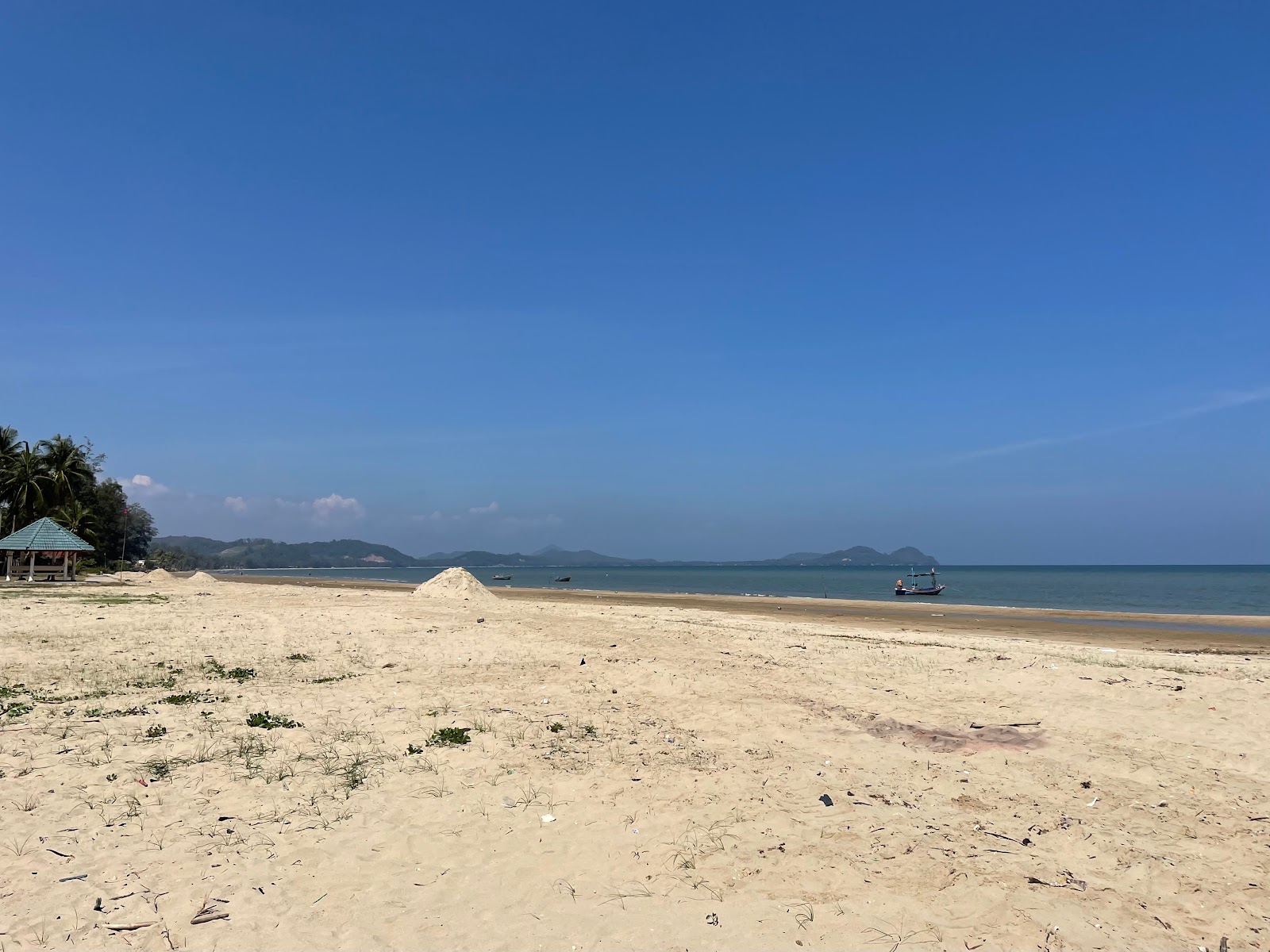 Foto de Pak Nam Lang Suan Beach com reto e longo