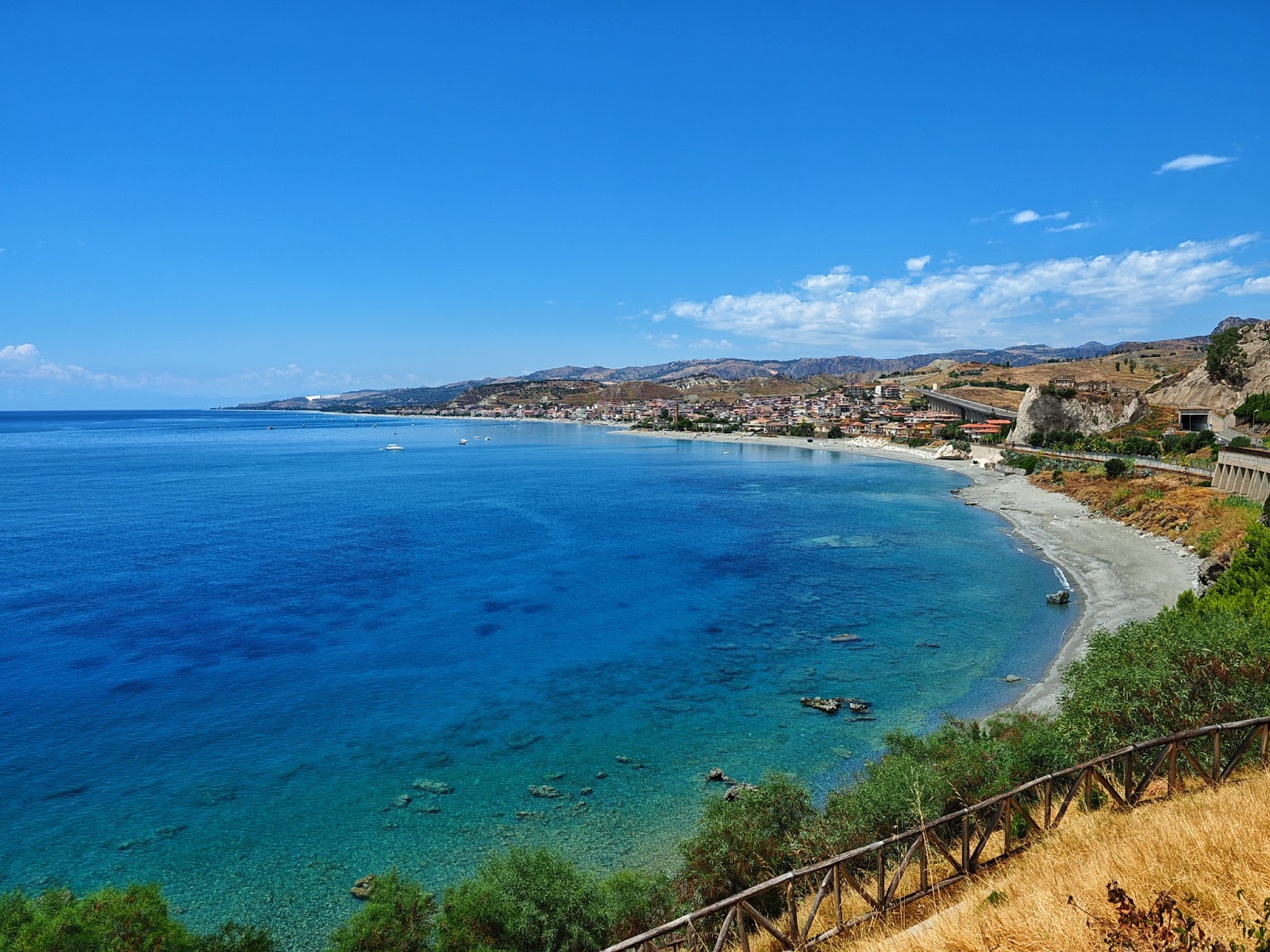 Spiaggia di Bova Marina'in fotoğrafı uçurumlarla desteklenmiş