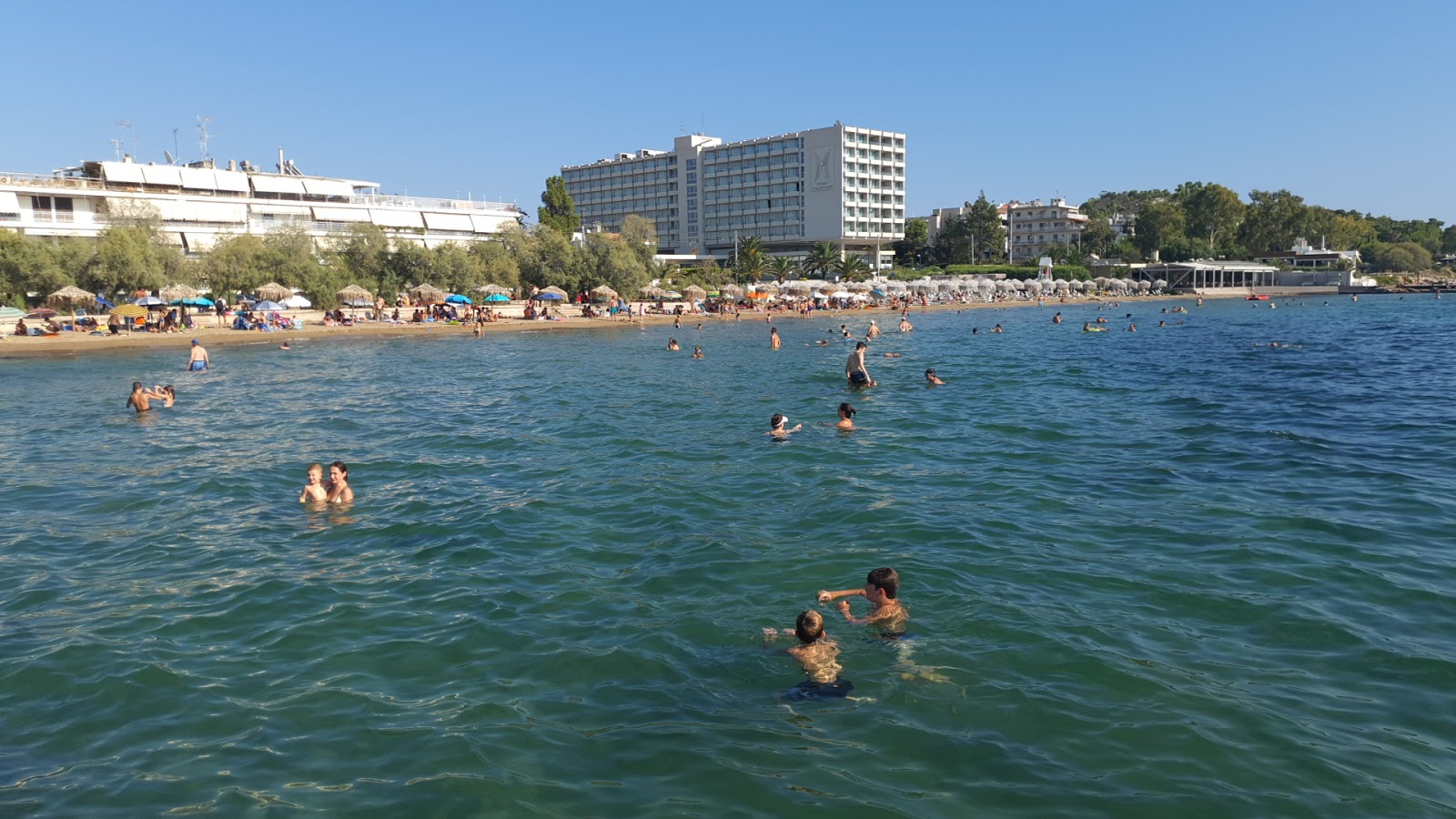 Mikro Kavouri beach'in fotoğrafı geniş plaj ile birlikte